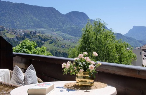 Rifiano Apartamento | Vacation apartments Innerhofer west-facing balcony apartment, shared garden and pool