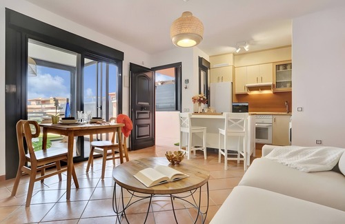 La Oliva Apartamento | Vacaciones 'Bonita Lajares 3' con piscina compartida, terraza privada y Wi-Fi