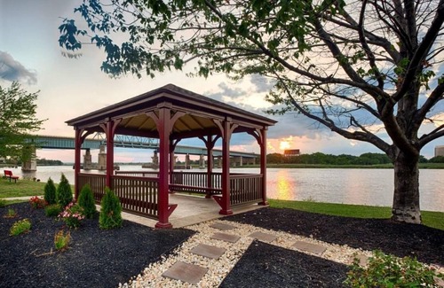 Secaucus Casa | Vacation Day Is Always A Great Idea! Free Parking and Pet-friendly Property