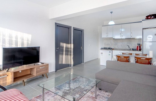 Milas Apartamento | Vacation Flat w Pool and Garden in Milas