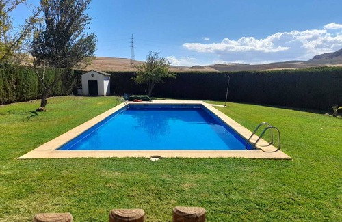 Teba Casa | Casa de vacaciones "Casa La Camorra" con vistas a la montaña y piscina compartida