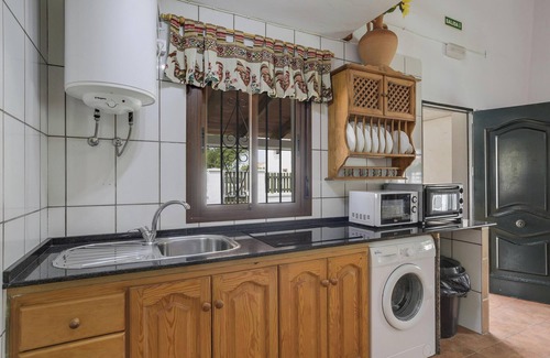 Zahora Casa | Casa de vacaciones "Cortijo Miguelin" con piscina, Wi-Fi, terrazas y jardín
