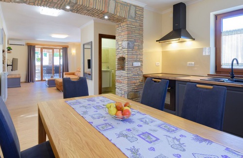 Grabri Casa | Vacation home Pahari - 6 persons, 3 bedrooms, pool, barbecue, terrace,