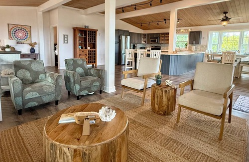 George Town Casa | Vacation Home - Spacious, Convenient, Views!! Only a 2-3 min walk to the beach.