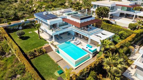 Nueva Milla de Oro Villa | VACATION MARBELLA I Villa Martinica, Turquoise Heated Pool, Rooftop Hot Tub with Sea View, Cine Room, 5 min to the Beach