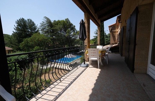 Chateauneuf-le-Rouge Chalet De Esquí | Primer piso de la casa, zona residencial con piscina privada en la Provenza.