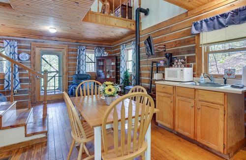 Taswell Cabina | Vacation Rental Near Lake Patoka with Hot Tub!