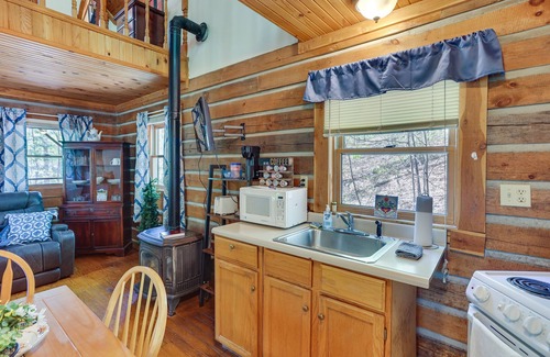 Taswell Cabina | Vacation Rental Near Lake Patoka with Hot Tub!