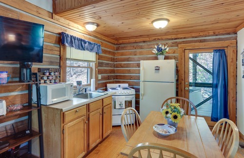 Taswell Cabina | Vacation Rental Near Lake Patoka with Hot Tub!