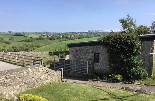 Llancarfan Cabaña | Vale of Glamorgan - Cottage - Sleeps 4 - Parking