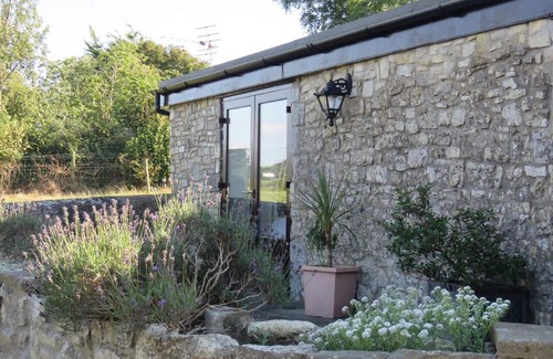 Llancarfan Cabaña | Vale of Glamorgan - Cottage - Sleeps 4 - Parking