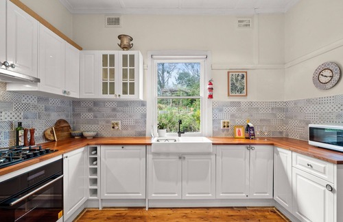 Yerrinbool Casa | Valencia Cottage: Relax, Swim & Spa.