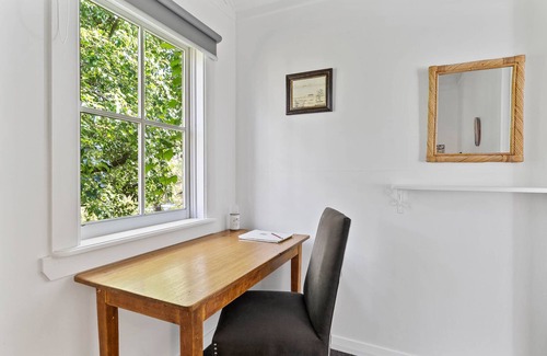 Yerrinbool Casa | Valencia Cottage: Relax, Swim & Spa.