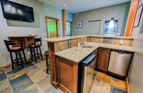 Golden Chalet De Esquí | Valhalla: 6 bedroom luxury home at Kicking Horse Mountain Resort