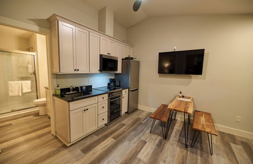 Cuyahoga Falls Cabina | Valley Overlook - Cozy 2BR Cabin near Blossom Music Center - Peninsula, Ohio