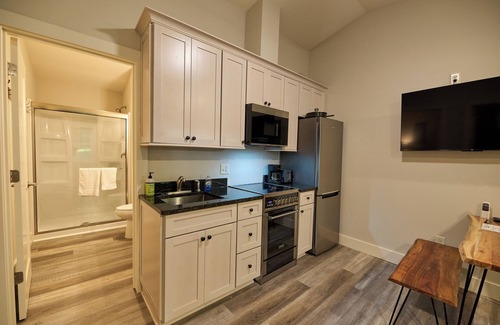 Cuyahoga Falls Cabina | Valley Overlook - Cozy 2BR Cabin near Blossom Music Center - Peninsula, Ohio