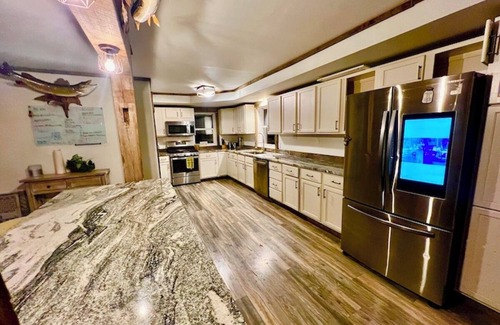 Lansing Cabina | Valley View Lodge w/ Swimming Pond, Waterfalls, and Hot Tub