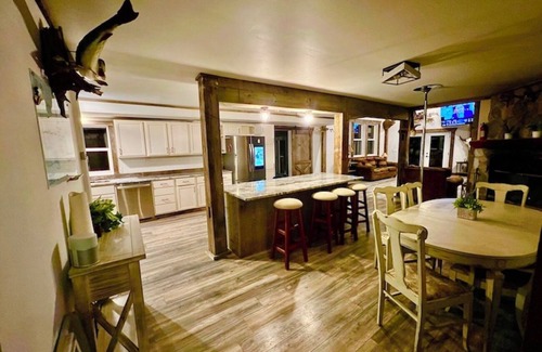 Lansing Cabina | Valley View Lodge w/ Swimming Pond, Waterfalls, and Hot Tub