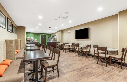 Queens Hotel | Van Wyck Hotel & Suites near JFK Airport