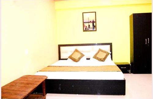 Varanasi Hotel | VARANASI HOTEL H R GUEST HOUSE Near Kasi Visawanath Temple & Ganga Ghat - #Free Wi-Fi #Room service #Parking #Fully Air conditioning #Premium Room In Varanasi