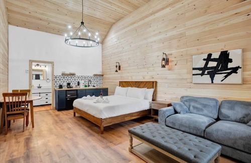 Canadensis Hotel | Vaulted Pine Pocono Modern | Firepits | Pickleball