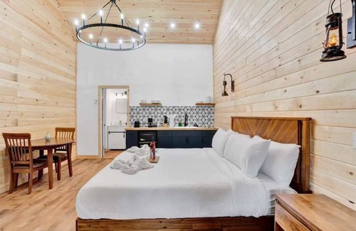 Canadensis Hotel | Vaulted Pine Pocono Modern | Firepits | Pickleball