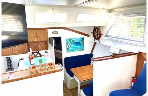 Ventura Casa | Ventura Boatel Stay on a boat in the best location in Ventura Harbor Great Views