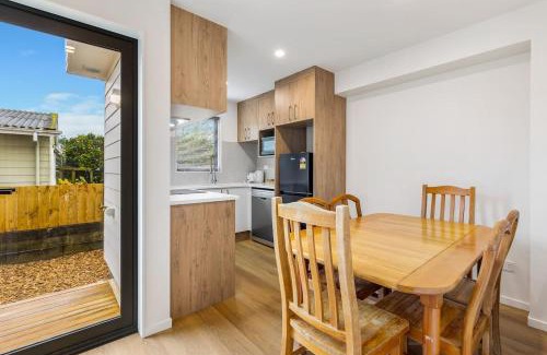 Mangere Casa | Ventura Escape Townhouse with Parking and Patio