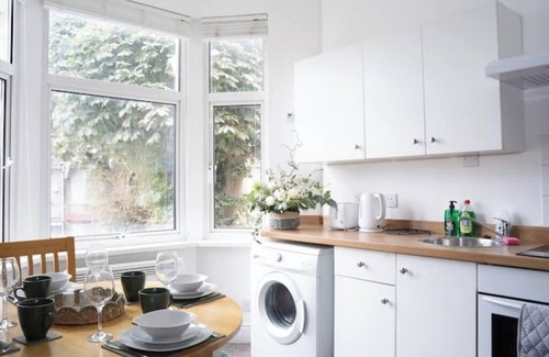 Swindon Apartamento | Verdantia Bliss With Parking | Swindon Convenient Stay