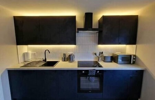 Plasnewydd Apartamento | Vere Room 5 - Double Room - Shared Bathroom Near City Centre