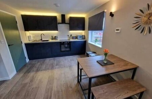 Plasnewydd Apartamento | Vere Room 5 - Double Room - Shared Bathroom Near City Centre