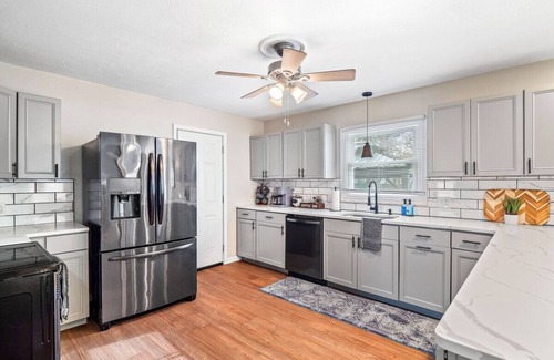 Vermilion Apartamento | Vermilion Retreat w/ Game Room, Hot Tub & Across from Community Pool