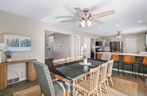 Vermilion Apartamento | Vermilion Retreat w/ Game Room, Hot Tub & Across from Community Pool