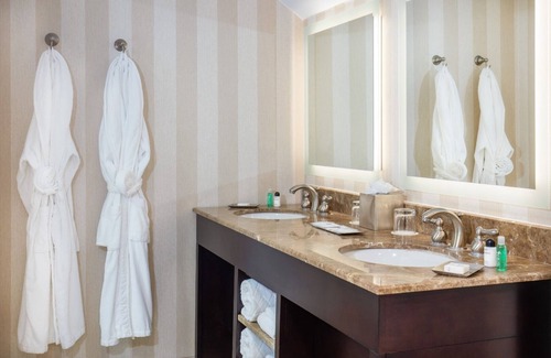 Manchester Hotel | Vermont Resort Stay with Pool, Spa, Golf, and Village Access