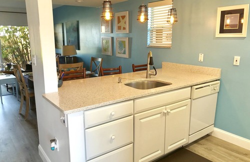 Butler Beach Condominio | 1BD muy grande, 1BA frente al mar, planta baja, Wifi, HDTV, piscina grande