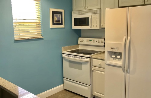 Butler Beach Condominio | 1BD muy grande, 1BA frente al mar, planta baja, Wifi, HDTV, piscina grande