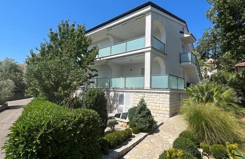 Vantacici Apartamento | Casa de vacaciones grande y moderna en el 2-Fam.Casa con jardin! 2 min de la playa