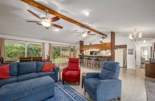 Indian Shores Casa | Lake Houston Vacation Home, impresionantes vistas, ventanas de piso a techo.