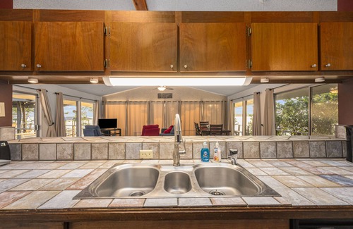 Indian Shores Casa | Lake Houston Vacation Home, impresionantes vistas, ventanas de piso a techo.