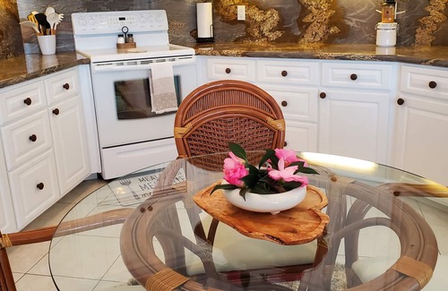 East Canyon Casa | Very Private Detached Guest House with Amazing Views & Garage.