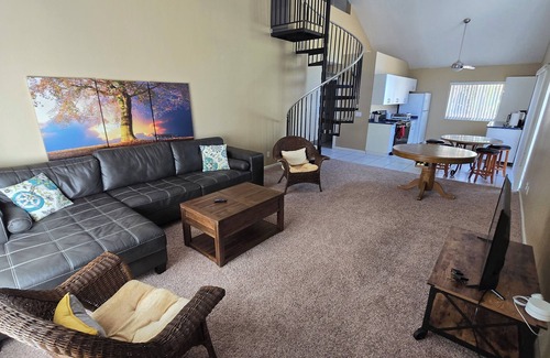 Simi Valley Casa | Very Private Guesthouse + Loft for 6 on a Very Private wooded 3 acr Gated Estate