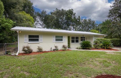 Gainesville Casa | Vibrant 4bd with Games & Backyard - 5 Mins to UF