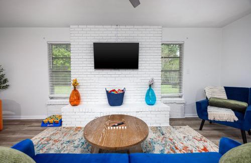 Gainesville Casa | Vibrant 4bd with Games & Backyard - 5 Mins to UF