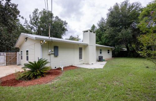 Gainesville Casa | Vibrant 4bd with Games & Backyard - 5 Mins to UF