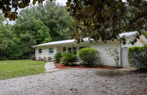 Gainesville Casa | Vibrant 4bd with Games & Backyard - 5 Mins to UF