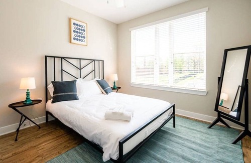 Plaza Midwood Apartamento | Vibrant and Spacious 1BR w/ Pool, Parking and Gym