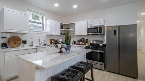 Central City Apartamento | Vibrant Blue Luxury Apartment 2316