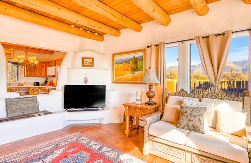 El Prado Casa | Vibrant dog-friendly townhouse with stunning mountain vistas - close to skiing