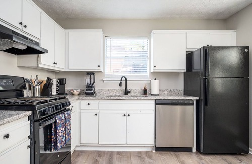 Decatur Casa | Vibrant Family Retreat~Sleeps 6~Games & Books