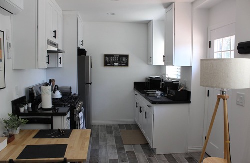 Reseda Casa | Vibrant Los Angeles Casita